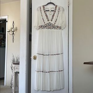 White tiered dress with floral embroidery - Size M